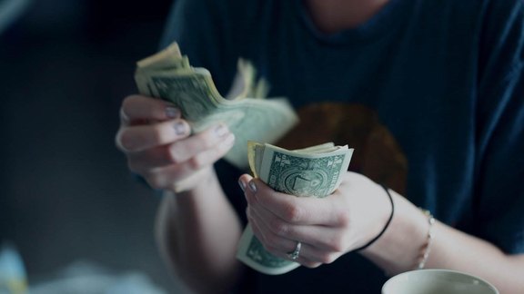 Geld zählen - Foto: McCutcheon/Unsplash