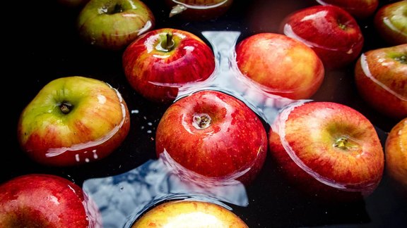 Äpfel schwimmen im Wasser - Foto: Adickes/unsplash