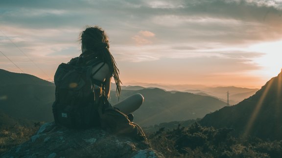 Tramperin bei Sonnenuntergang - Foto: Echo Grid/unsplash