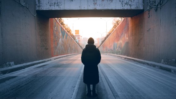 Reisender unter Brücke - Naraa In/unsplash