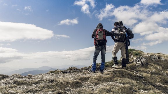 Wanderer am Gipfel - Foto: Verrecchia/unsplash